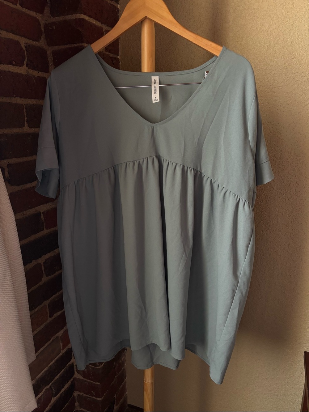 Zenana Outfitters V‑Neck Babydoll Tunic in Sage Size M